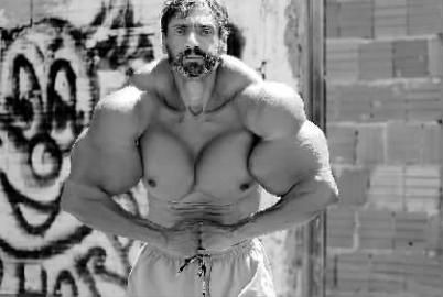 為塑造完美健美身材男子給肌肉注射燃油