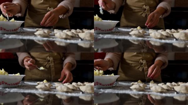 在廚房里塑形面團(tuán)的人