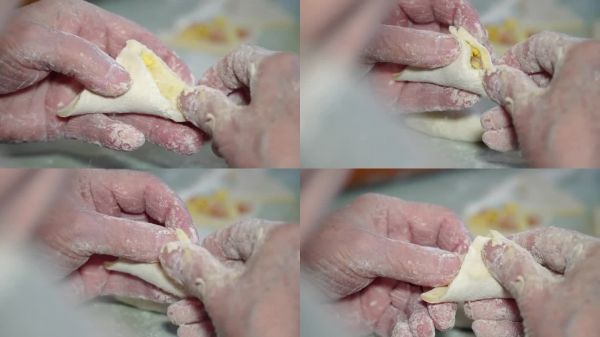 給面團塑形，把餡包在面團里，把面團揉粗