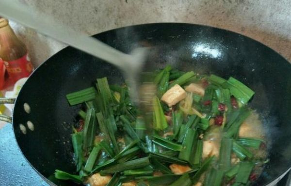 蒜苗炒豆腐便當(dāng)，美味又健康（健康午餐便當(dāng)怎么做）