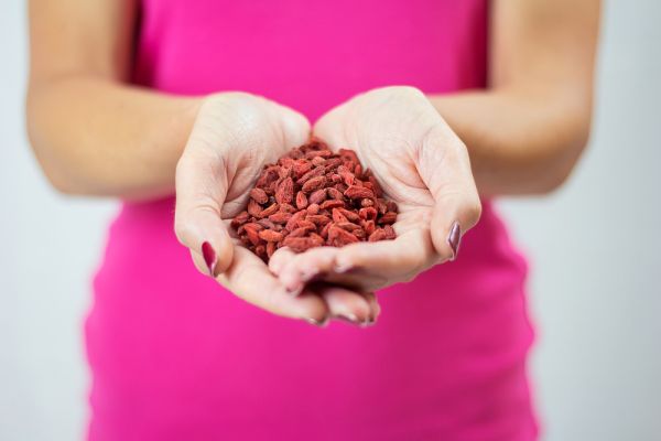 枸杞8大功效與禁忌：枸杞一天吃幾顆？怎么泡？副作用一次看