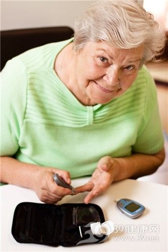 中老年 女 血糖 血糖儀 抽血 驗(yàn)血 糖尿病_14407518_xxl