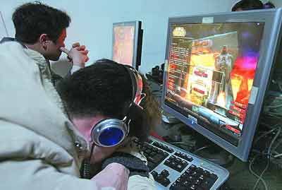 網(wǎng)友由于長(zhǎng)時(shí)間游戲，在網(wǎng)吧打起了瞌睡