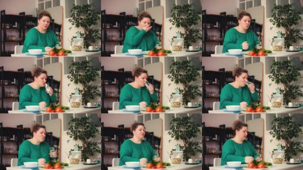 女性在吃健康晚餐前服用膳食補(bǔ)充劑，減肥。