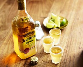 搭配鹽和檸檬一起飲用的龍舌蘭酒