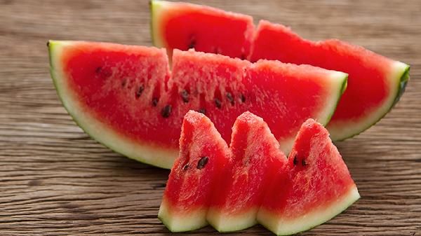 裹了保鮮膜的隔夜西瓜，到底還能不能吃？會(huì)中毒嗎？實(shí)驗(yàn)告訴你