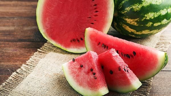 裹了保鮮膜的隔夜西瓜，到底還能不能吃？會(huì)中毒嗎？實(shí)驗(yàn)告訴你