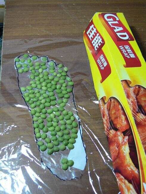 鋪在地板上的 佳能保鮮膜 上面放上“保健鞋墊”，將擦了潤膚乳或精油的腳踩在“保健鞋墊”上，用保鮮膜包裹后穿上鞋子。