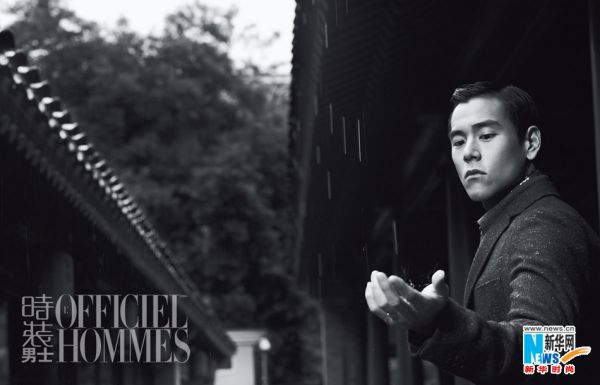 日前，彭于晏受邀《時裝男士L′OFFICIEL HOMMES》雜志拍攝11月封面大片。彭于晏復古Look十分紳士有型，輔以現(xiàn)場年代感十足的打字機，再加上經(jīng)典款的老式自行車，宛若頗具質(zhì)感的黑白年代戲。