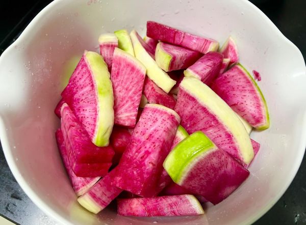 紅皮蘿卜切面展示內(nèi)部結(jié)構(gòu)