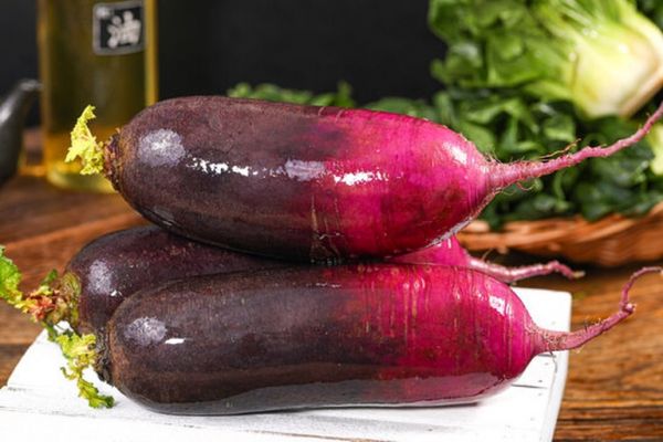 紅皮蘿卜與其他食材搭配烹飪場(chǎng)景