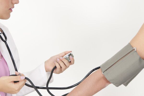 橢圓機(jī)可以改善高血壓?jiǎn)?></p><p>橢圓機(jī)是一種常見(jiàn)的心肺鍛煉設(shè)備，能夠模擬步行、跑步或爬樓梯的動(dòng)作，但對(duì)關(guān)節(jié)的沖擊較小。其運(yùn)動(dòng)方式屬于典型的有氧運(yùn)動(dòng)，能夠有效提升心肺耐力，增強(qiáng)心血管功能。對(duì)于高血壓人群，規(guī)律進(jìn)行橢圓機(jī)鍛煉可以促進(jìn)外周血管擴(kuò)張，改善血流動(dòng)力學(xué)，從而有助于降低動(dòng)脈血壓。這種運(yùn)動(dòng)還能幫助調(diào)節(jié)自主神經(jīng)平衡，減少交感神經(jīng)的過(guò)度興奮，這對(duì)血壓的長(zhǎng)期穩(wěn)定是有益的。</p><p>除了直接的生理效應(yīng)，橢圓機(jī)鍛煉在體重管理方面也扮演著重要角色。體重超標(biāo)是高血壓的一個(gè)明確風(fēng)險(xiǎn)因素，而橢圓機(jī)運(yùn)動(dòng)能消耗大量熱量，配合合理的飲食，對(duì)減輕及控制體重效果明顯。體重的下降通常會(huì)伴隨血壓的改善。此外，規(guī)律的鍛煉還能提升機(jī)體對(duì)胰島素的敏感性，改善脂質(zhì)代謝，這些都對(duì)心血管系統(tǒng)的整體健康產(chǎn)生正面作用。</p><p>需要強(qiáng)調(diào)的是，鍛煉帶來(lái)的益處并非短期可見(jiàn)，需要使用者保持長(zhǎng)期且規(guī)律的訓(xùn)練習(xí)慣。高血壓患者在使用橢圓機(jī)前，進(jìn)行全面的健康評(píng)估并咨詢(xún)醫(yī)生的意見(jiàn)是必不可少的步驟。醫(yī)生會(huì)根據(jù)患者的具體情況，如血壓控制水平、有無(wú)并發(fā)癥等，給出個(gè)性化的運(yùn)動(dòng)強(qiáng)度和時(shí)間建議。避免盲目進(jìn)行高強(qiáng)度訓(xùn)練，以防運(yùn)動(dòng)中血壓出現(xiàn)過(guò)度的波動(dòng)。將橢圓機(jī)鍛煉與低鹽飲食、戒煙限酒等其他健康生活方式結(jié)合，能對(duì)血壓控制產(chǎn)生更明顯的協(xié)同效果。</p><p>高血壓患者若考慮通過(guò)橢圓機(jī)運(yùn)動(dòng)改善健康狀況，應(yīng)遵循以下建議。首先，務(wù)必咨詢(xún)醫(yī)生，進(jìn)行全面評(píng)估，獲取個(gè)性化的運(yùn)動(dòng)指導(dǎo)。初始階段應(yīng)從低強(qiáng)度、短時(shí)間開(kāi)始，例如每次15至20分鐘，密切觀(guān)察身體反應(yīng)，尤其是運(yùn)動(dòng)前后的血壓變化。隨著體能適應(yīng)，可逐漸延長(zhǎng)至每次30分鐘以上，每周堅(jiān)持3至5次。運(yùn)動(dòng)過(guò)程應(yīng)保持節(jié)奏平穩(wěn)，避免驟然增加強(qiáng)度。注意熱身和放松環(huán)節(jié)不可或缺。同時(shí)，必須將鍛煉視為整體健康管理的一部分，與清淡飲食、壓力管理和規(guī)律作息相結(jié)合。最重要的是保持耐心與持續(xù)性，血壓的改善是長(zhǎng)期累積的結(jié)果。定期監(jiān)測(cè)血壓并記錄變化，與醫(yī)生保持溝通，根據(jù)需要調(diào)整方案，是實(shí)現(xiàn)安全有效控制的關(guān)鍵。</p><p style=