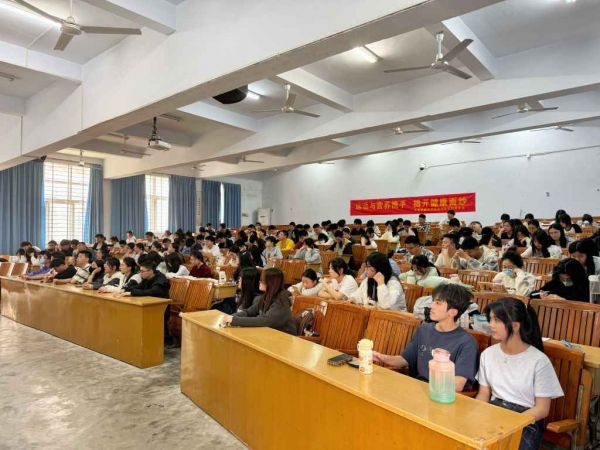 圖為講座現(xiàn)場 基礎醫(yī)學院 賴清 攝.jpg