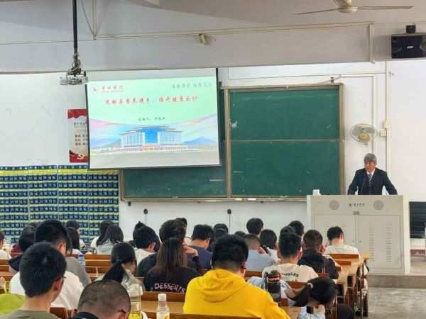 圖為許凱聲正在演講 基礎醫(yī)學院 賴清 攝.jpg