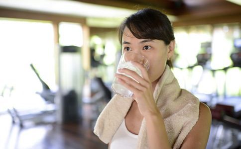 生理期喝糖水能減肥嗎 經(jīng)期減肥的方法 月經(jīng)期間如何減肥