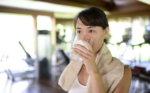 生理期喝糖水能減肥嗎 經(jīng)期減肥的方法 月經(jīng)期間如何減肥