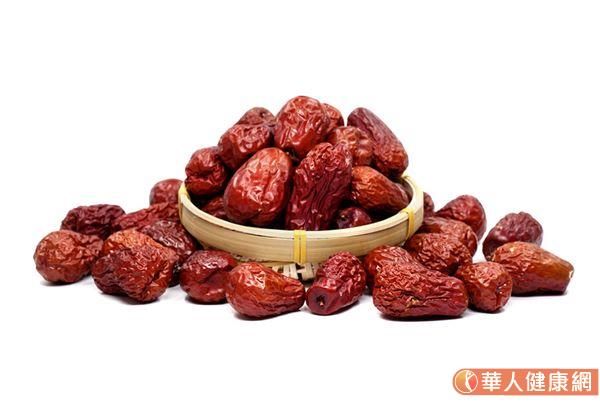 冬天手腳冰冷、末梢血液循環(huán)不佳，或走路走久容易喘、經(jīng)期臉色發(fā)白、血液循環(huán)也不佳，代謝會比較慢，這時不妨泡一杯「紅棗枸杞茶」來喝，是非常好的選擇。