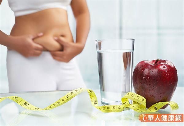 長期處於高壓力狀況之下，人體會分泌「壓力荷爾蒙」，這種荷爾蒙為了要讓人體有足夠的能量對抗壓力，會發(fā)出訊號讓吃進去的熱量轉(zhuǎn)變成脂肪儲存起來，而且生物會傾向選擇高熱量食物來迅速儲存脂肪以對抗壓力，這種因為壓力所造成的肥胖，稱為壓力肥。