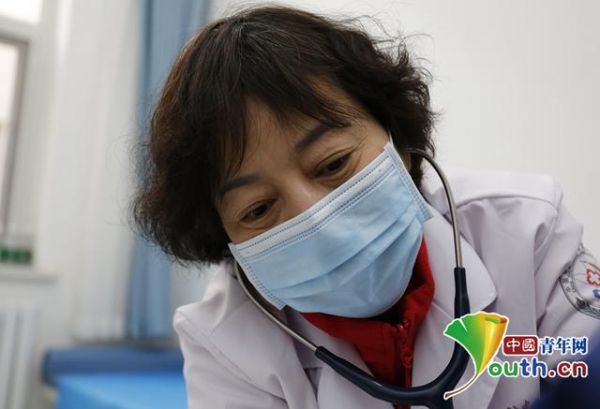 图为首都医科大学附属北京安贞医院心内科主任医师、教授史冬梅在为患者听诊。中国青年网记者 王龙龙 摄