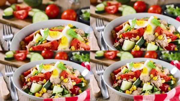 混合蔬菜沙拉，配有雞蛋、西紅柿、黃瓜和金槍魚 – 健康餐。