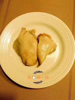 快手的健康瘦身餐，讓木木的胸肉變得好吃，可當(dāng)早餐也可當(dāng)1人晚餐的做法 步驟1