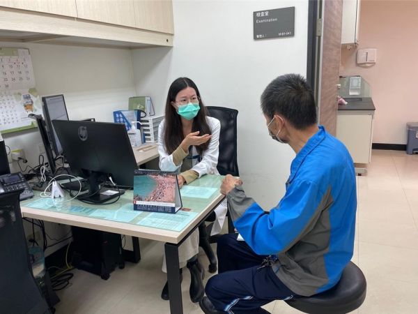 新竹台大分院肿瘤医学部医师刘廷芳提醒，健康生活、避免菸酒，若有吞咽困难等症状，应尽速检查，有助早期诊断与治疗食道癌。（新竹台大提供／陈育贤新竹传真）