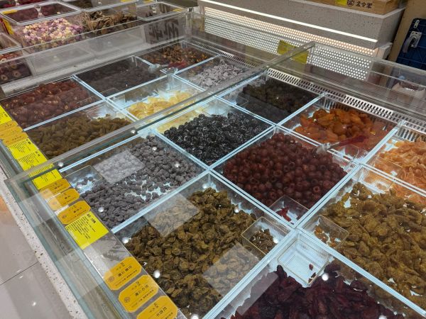 不同種類的蜂蜜罐與蘋果醋瓶整齊排列在木架上，背景為蜂箱與蘋果園，象征從田間到餐桌的完整產(chǎn)業(yè)鏈