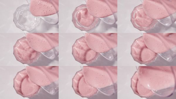 新鲜混合的香蕉、草莓、燕麦奶和香草素食蛋白粉的蛋白质饮料倒入玻璃杯中，作为健康的节食早餐