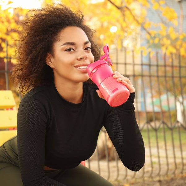 女人享受蛋白质奶昔