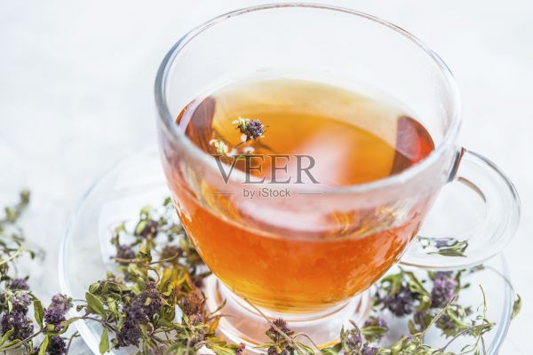 百里香茶透明杯，百里香花，健康天然草本茶照片摄影图片