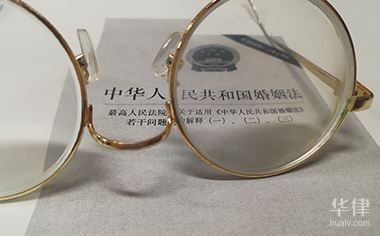 剛滿月的嬰兒離婚判給誰