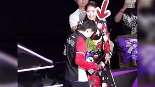 孫穎莎在日本領(lǐng)獎(jiǎng)時(shí)被工作人員開(kāi)玩笑，一氣之下直接坐在了臺(tái)階上