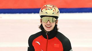 太燃了！短道速滑接力中國(guó)隊(duì)瘋狂逆襲奪第一，林孝埈上演極限反超