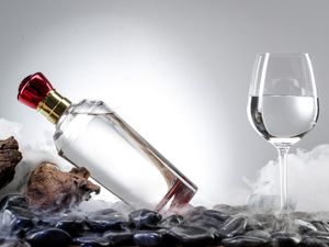 白酒52度正常人喝多少