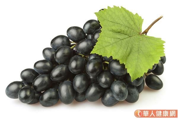 在4種顏色的葡萄當(dāng)中，維生素B1含量略勝一籌的是黑葡萄(每100g為0.07mg)。