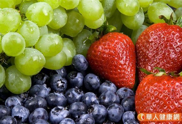 紅葡萄的熱量是4色葡萄中最低的，平均每100公克熱量約61大卡，而綠葡萄則是最高的，約87大卡。