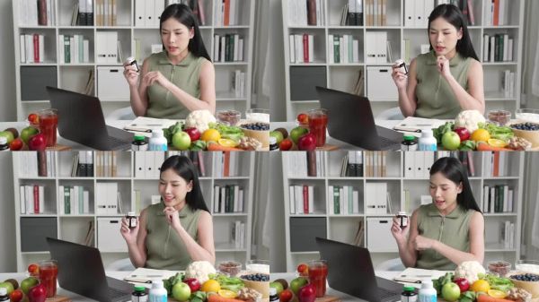 亞洲女性專業(yè)營(yíng)養(yǎng)師在線咨詢她的客戶