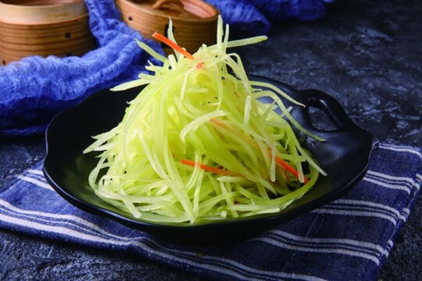 孕婦食用水果蘿卜場景