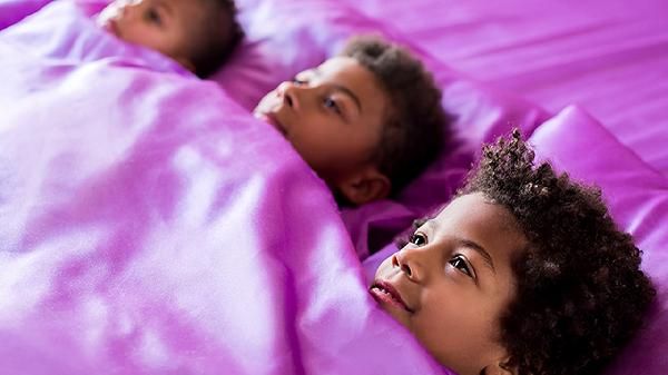 2個半月的寶寶睡覺時左右搖頭