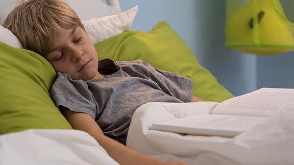 2個半月的寶寶睡覺時左右搖頭