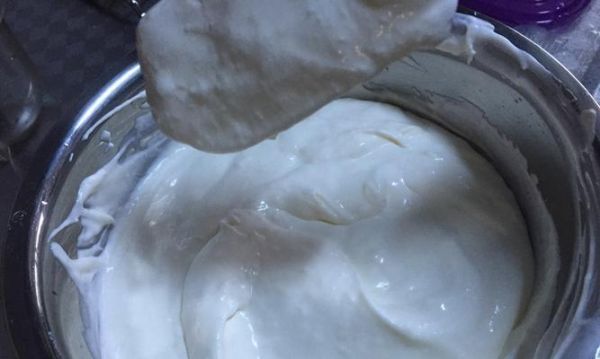 自制美味酸奶蛋糕教程（享受口感與健康）