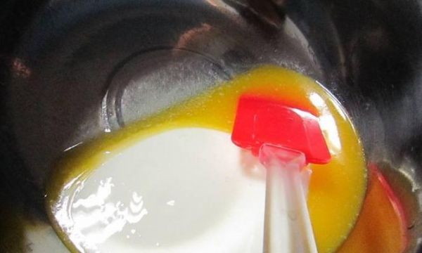 自制美味酸奶蛋糕教程（享受口感與健康）