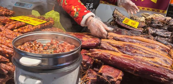 春節(jié)將近，臘肉銷售迎來(lái)旺季。 新京報(bào)記者 王思煬 攝