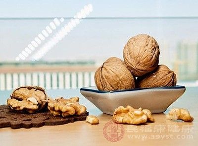 堅(jiān)果也是比較健康的零食，其中含有較多的維生素E，兩餐之間可以適量吃點(diǎn)