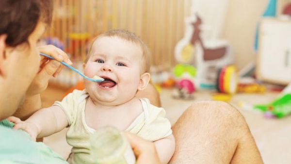 嬰兒最早幾個月添加輔食