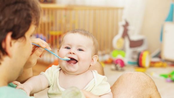 奶粉喂養(yǎng)的寶寶幾個月添加輔食
