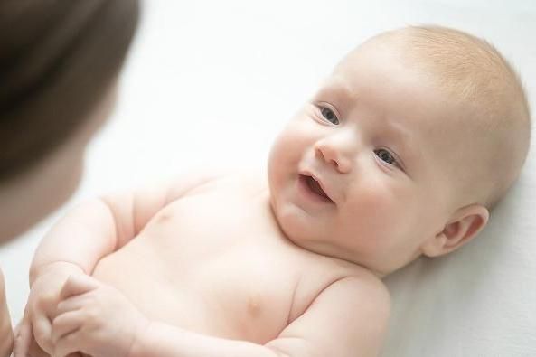 嬰兒撫觸應(yīng)該怎么做，來(lái)來(lái)手把手教你做嬰兒撫觸操