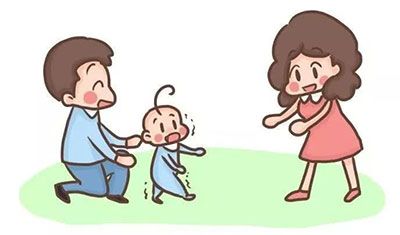 寶寶學(xué)步期，到底需不需要穿鞋？