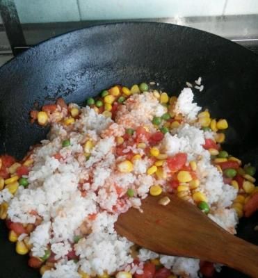 五彩炒飯的制作方法（用新鮮食材為家人烹制美味健康的炒飯）