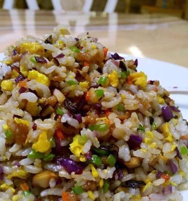 五彩炒飯的制作方法（用新鮮食材為家人烹制美味健康的炒飯）